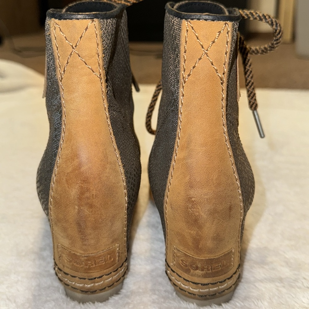 EUC Sorel 1964 Premium Wedge Booties Elk Grey Faux Snakeskin Waterproof Leather - Picture 6 of 9